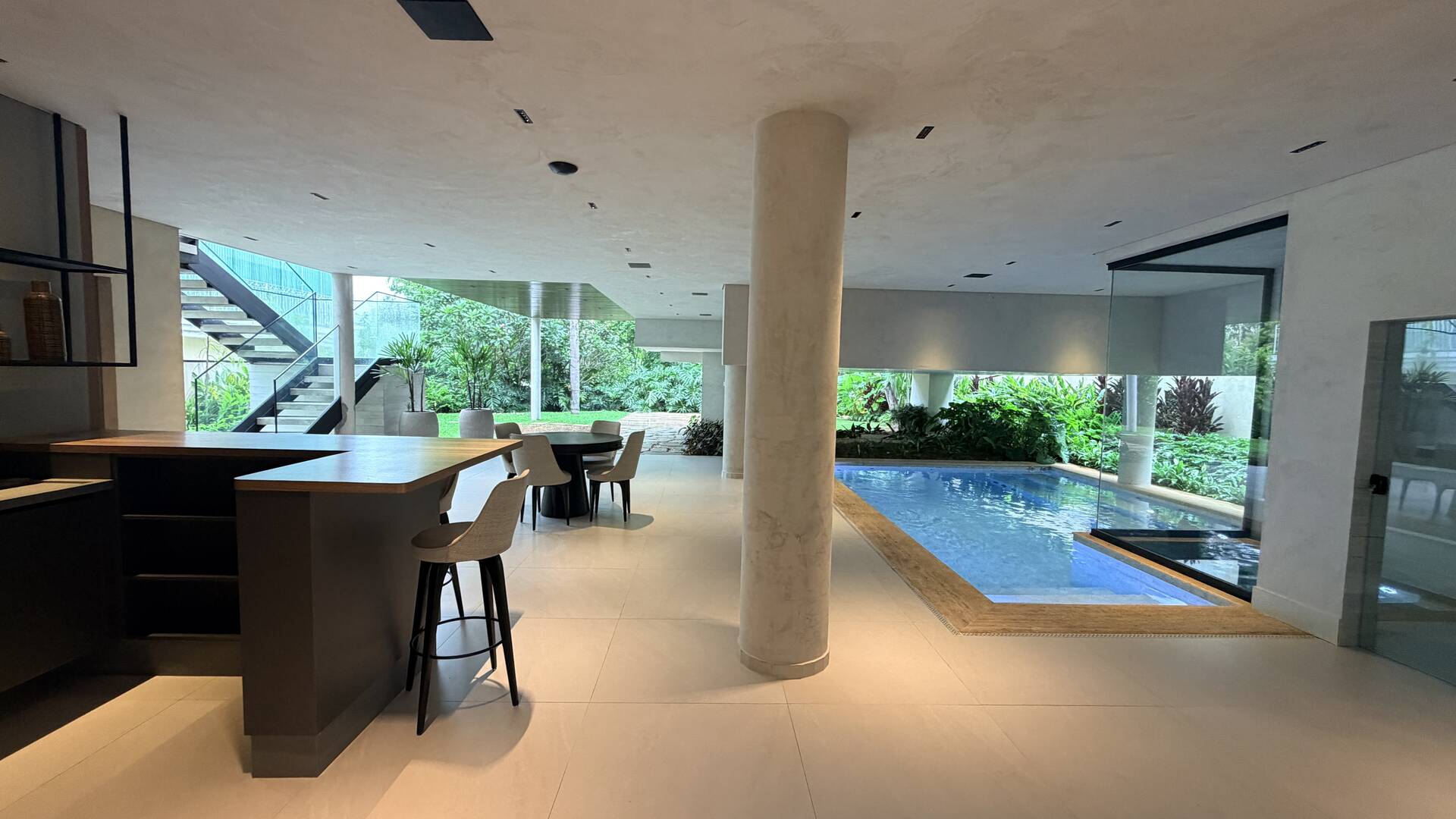 Casa à venda no Tamboré 2 com 5 suítes, duas adegas, elevador e vista permanente