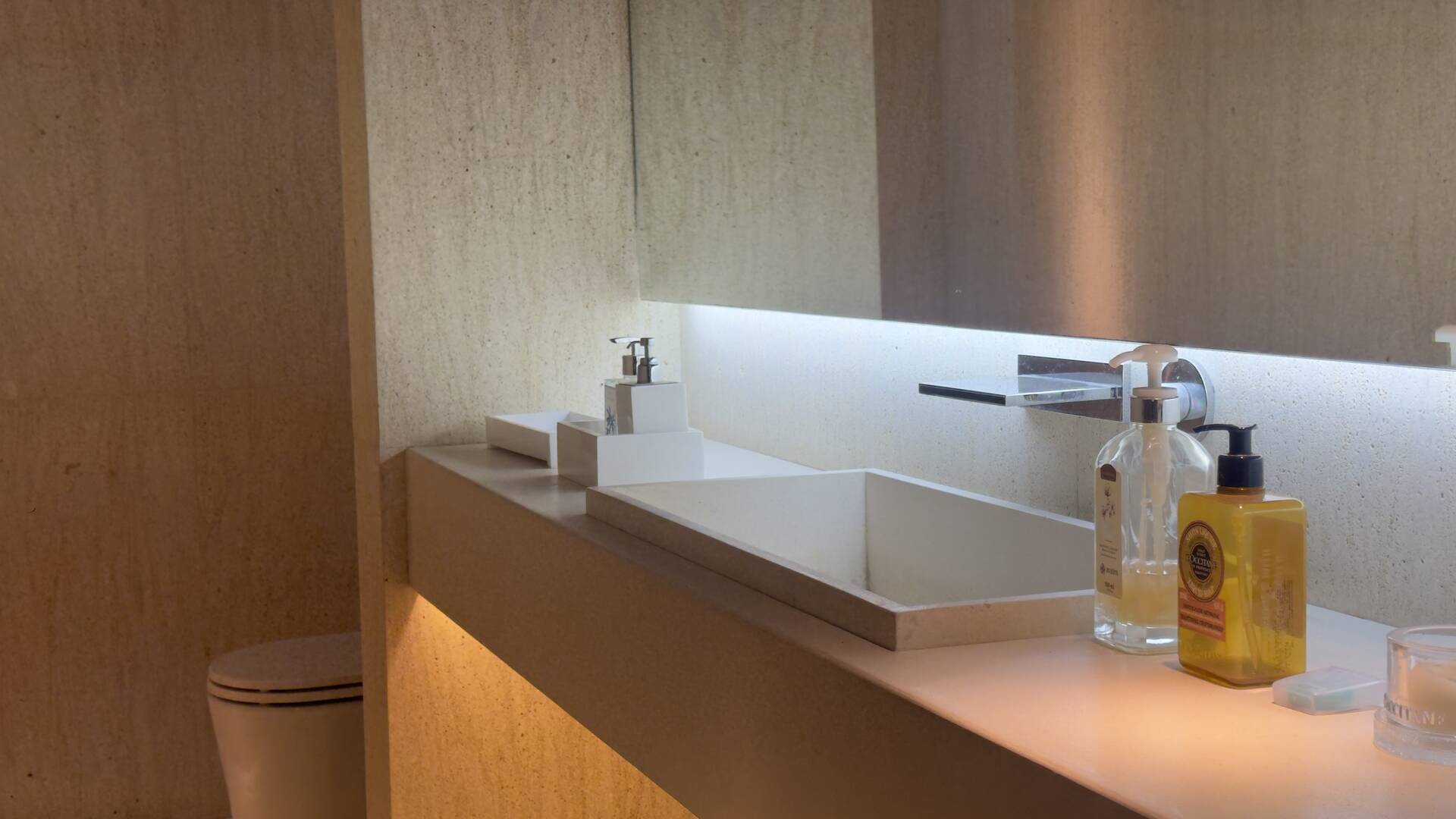 Casa Contemporânea com Vista Permanente, Piscina com Raia e Projeto Autoral em Alphaville