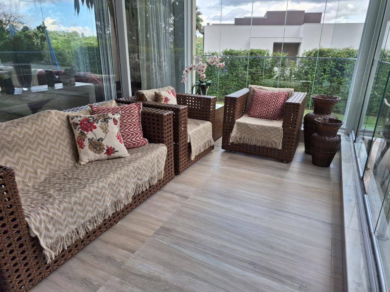 Casa com fundo para mata - Residencial Tamboré 11 - Venda porteira fechada.