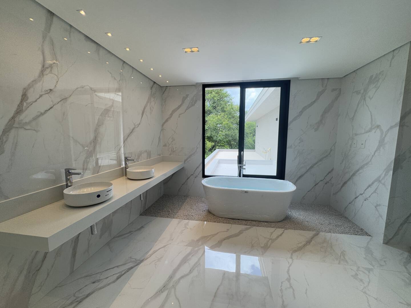 Casa à venda com 4 suítes, piscina com prainha e área gourmet integrada