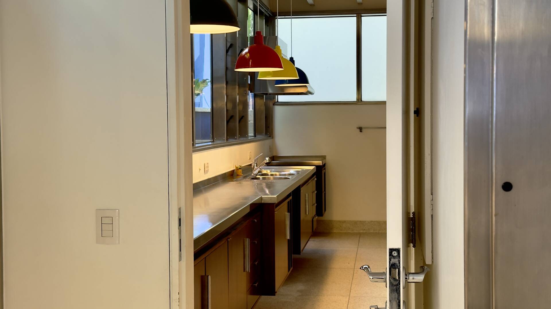 Residência Assinada por George Mills no Tamboré 1 com Arquitetura Autoral e 1.525 m² de Terreno