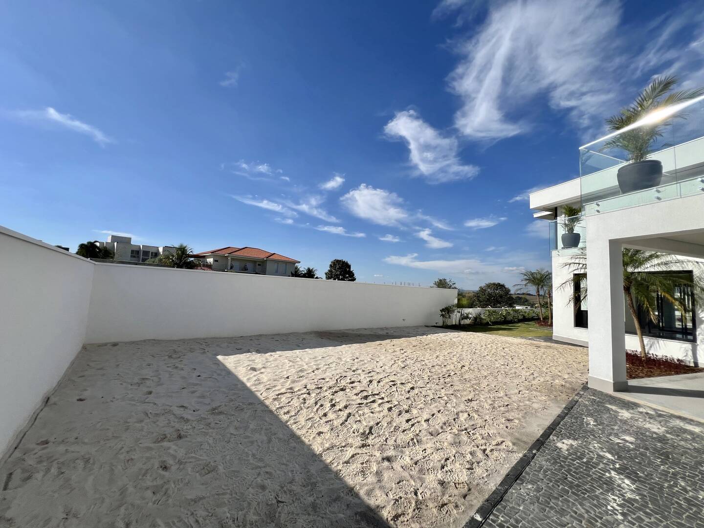 Casa contemporânea à venda na Fazenda Serra Azul com 4 suítes e lazer completo