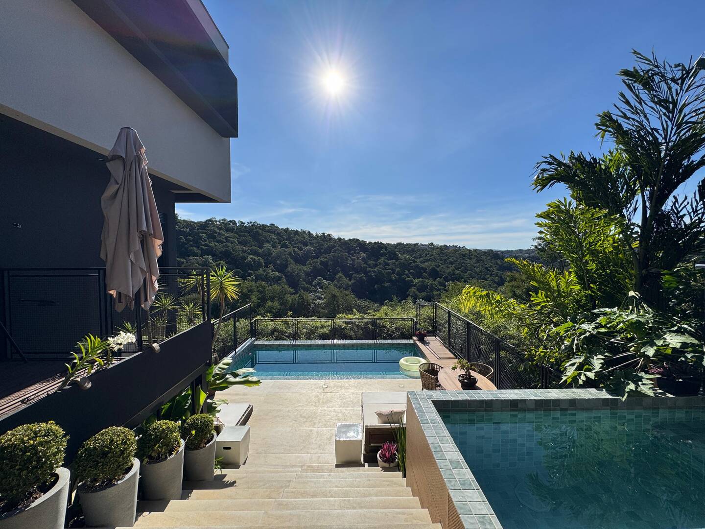 Casa contemporânea com vista para o lago e mata preservada no Gênesis 2