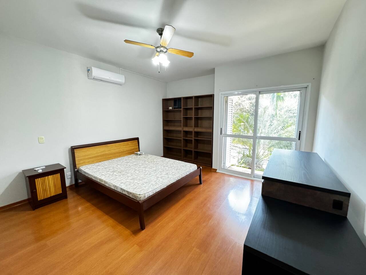 Casa de Alto Padrão Mobiliada com 4 Suítes, Quadra de Tênis Oficial e Lazer Completo em Alphaville
