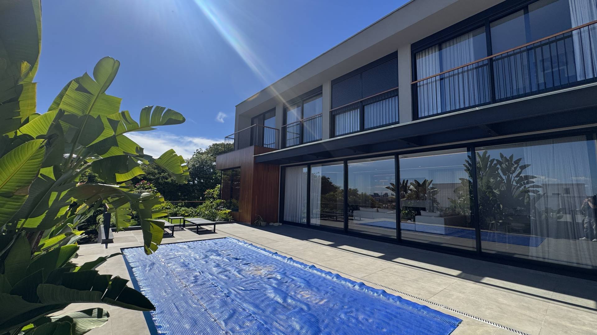 Casa à venda no Tamboré 10 com vista permanente para a mata e amplo terreno