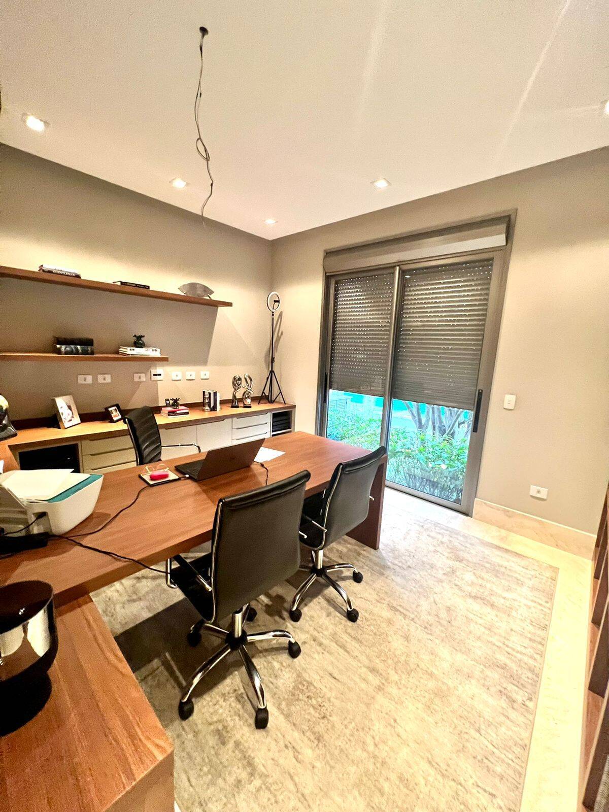 Casa com 5 suítes, elevador e lazer completo à venda em Alphaville