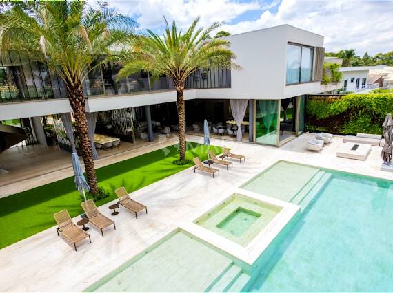 Casa com 6 suítes, vista panorâmica e arquitetura contemporânea no Tamboré 2