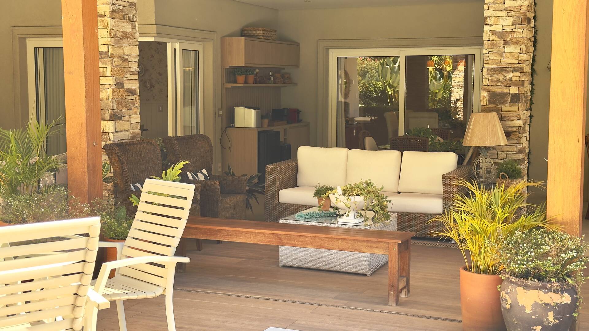 Casa com amplo terreno e excelente potencial de retrofit à venda em Alphaville