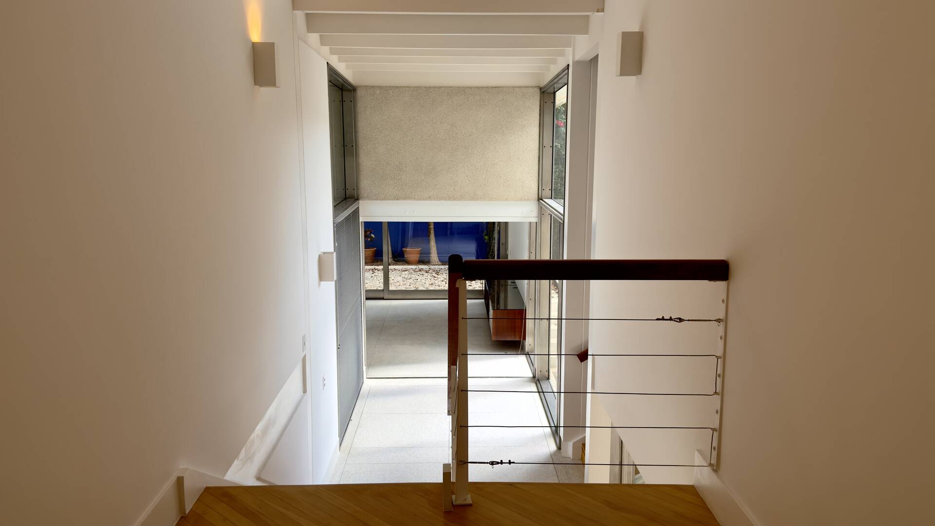 Residência Assinada por George Mills no Tamboré 1 com Arquitetura Autoral e 1.525 m² de Terreno