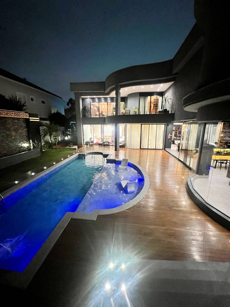 Residência Assinada por Karina Stein com 11 Suítes e Infraestrutura Completa de Lazer