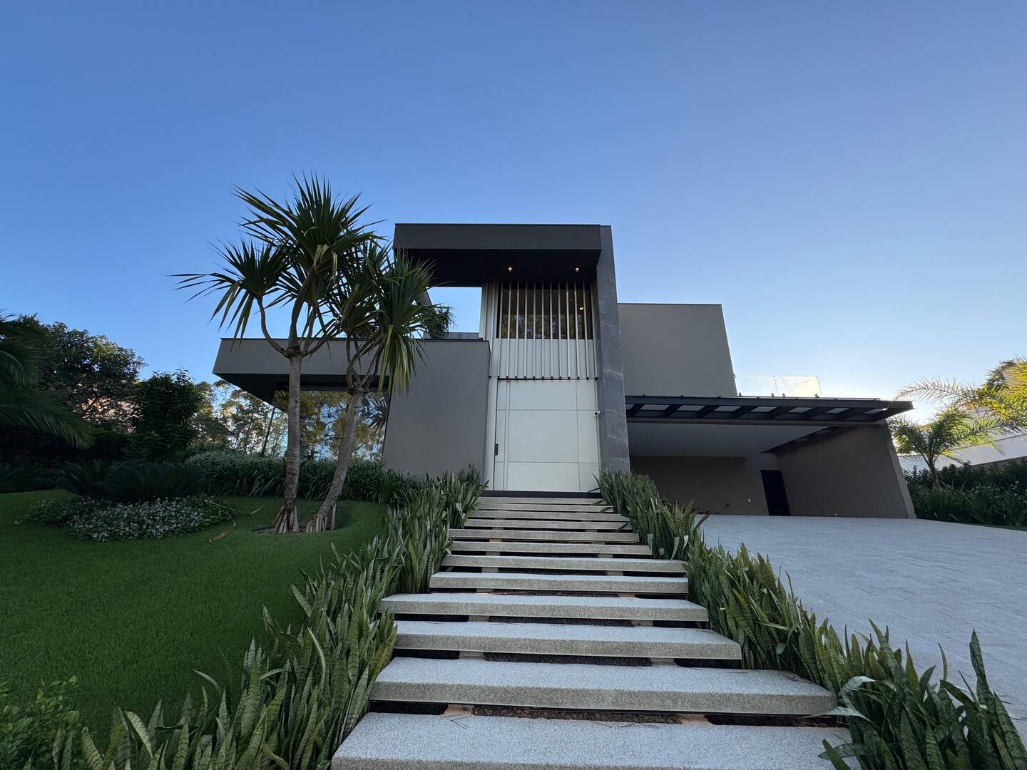 Casa com projeto de Breno Santiago e lazer completo no Haras Guancan