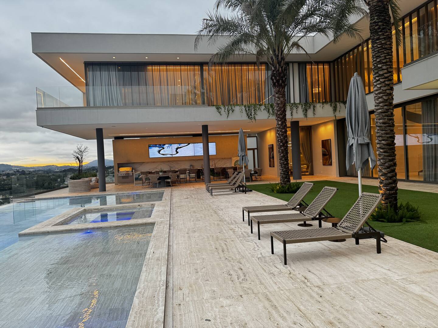 Casa com 6 suítes, vista panorâmica e arquitetura contemporânea no Tamboré 2