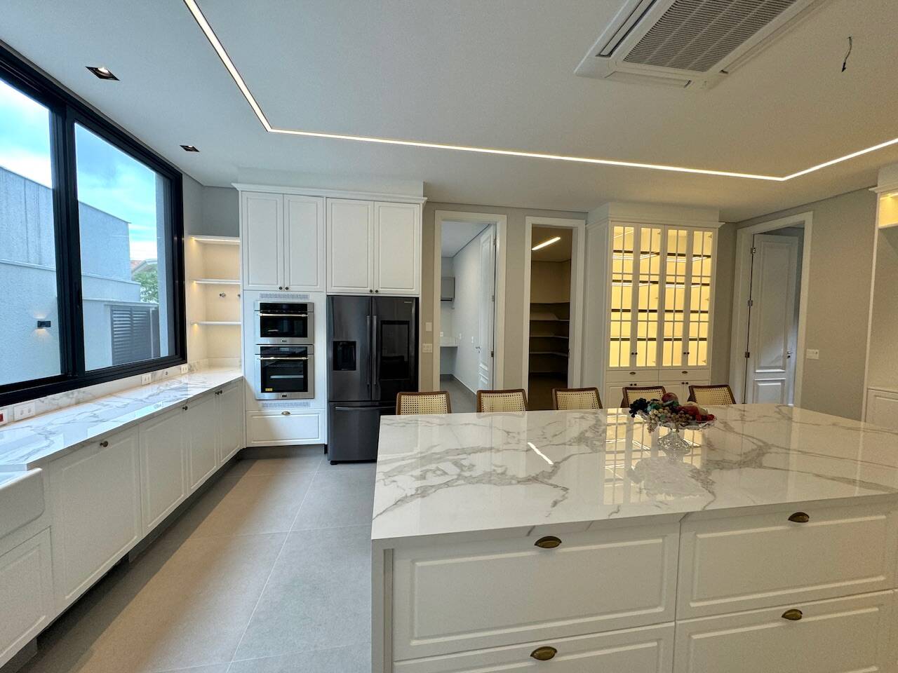 Casa de Alto Padrão com Elevador e Área Gourmet Integrada em Alphaville