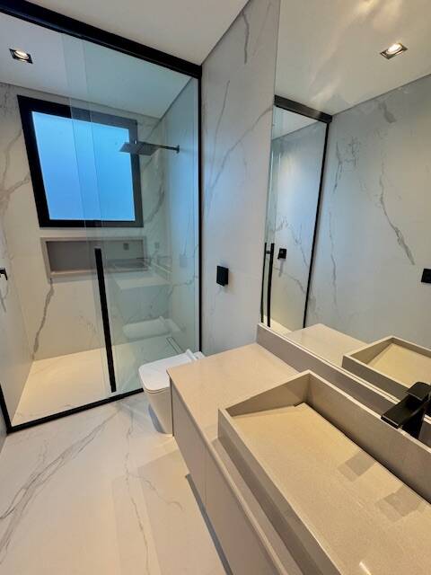 Casa à venda com 1.469 m², 6 suítes, rooftop e cinema privativo em Alphaville