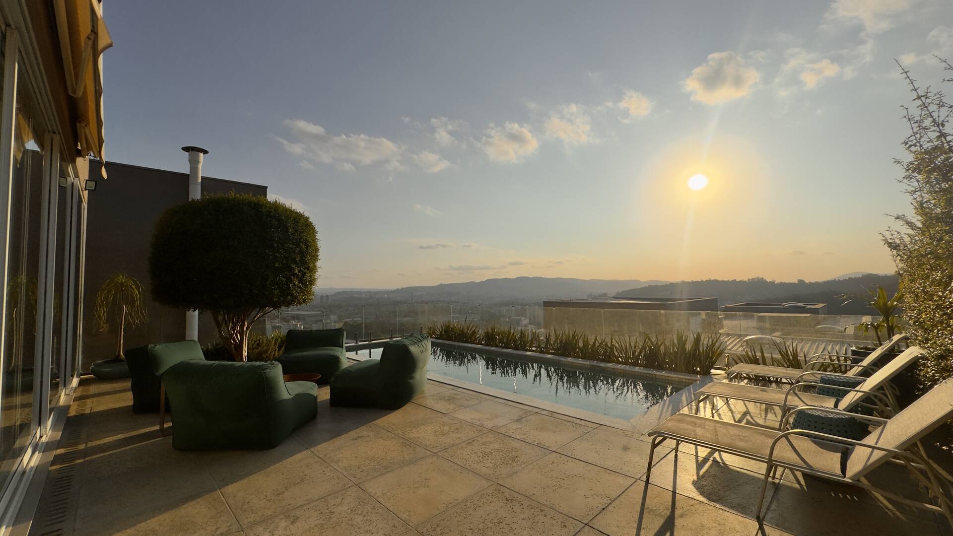 Casa à venda no Tamboré 10 com 4 suítes, área gourmet integrada e 539 m²