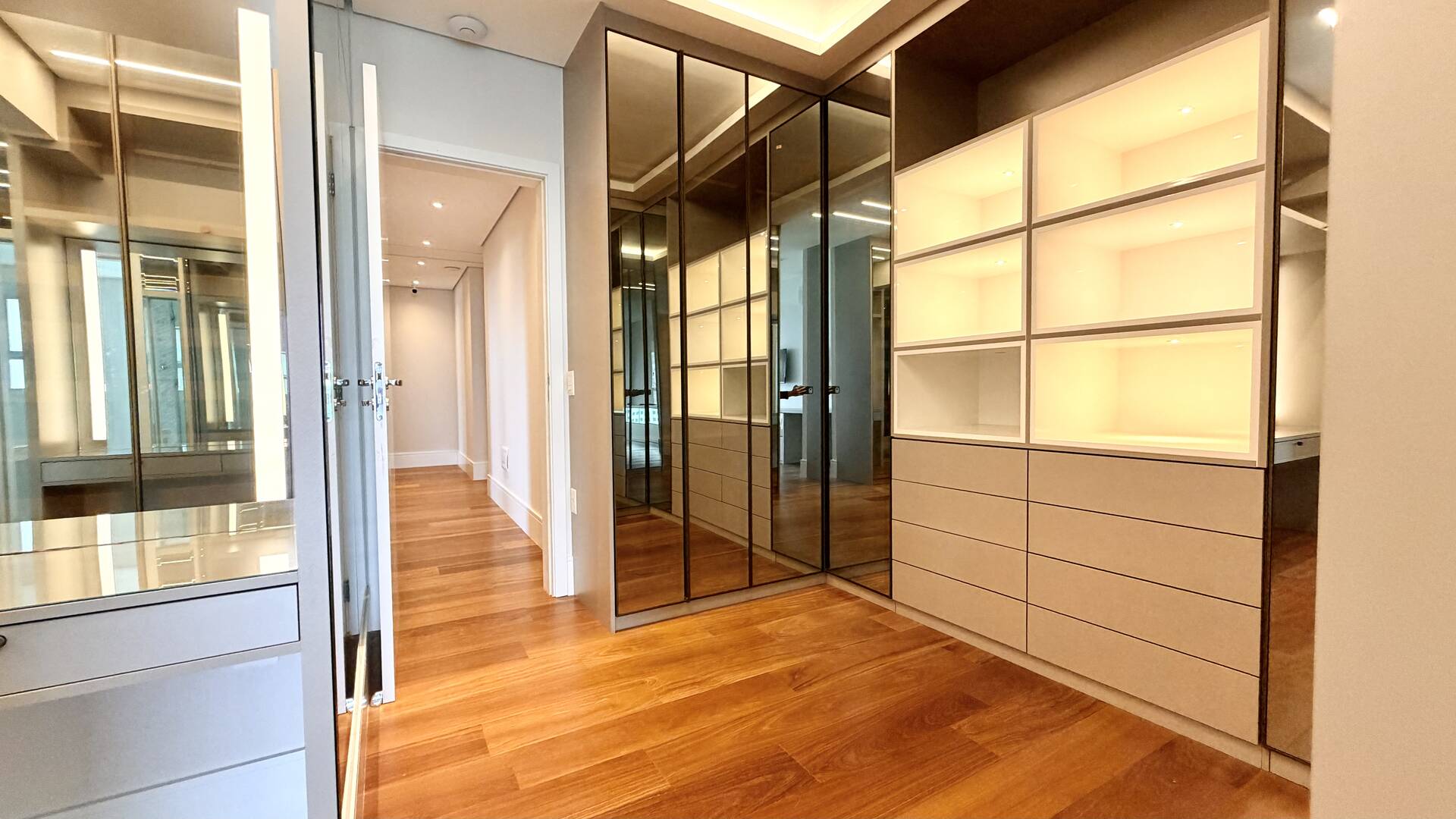 Apartamento mobiliado com 4 suítes e vista permanente para o lago em Alphaville