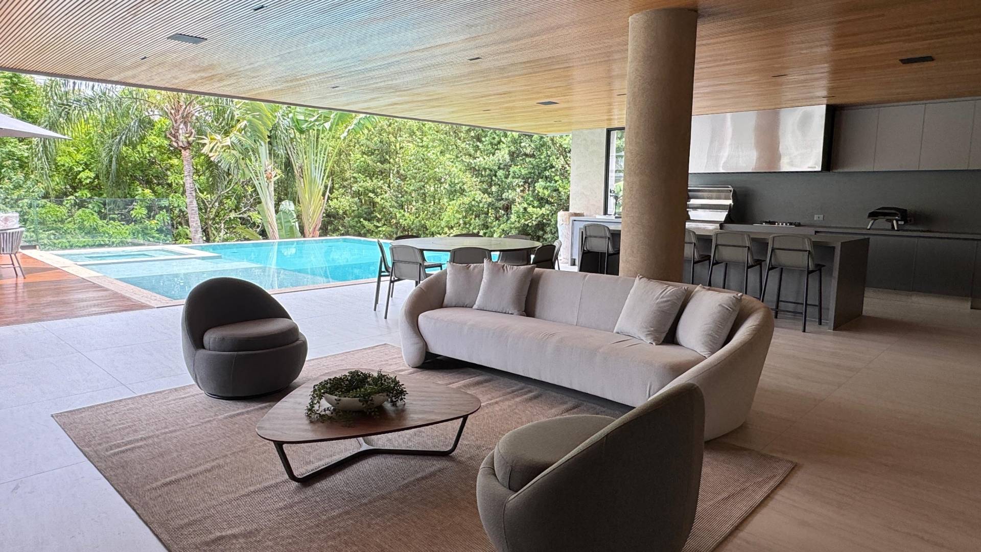 Casa à venda no Tamboré 2 com 5 suítes, duas adegas, elevador e vista permanente