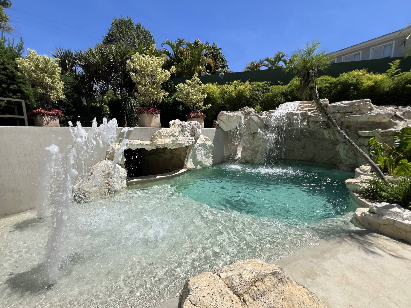 Casa à venda no Alphaville Residencial 2 com 5 suítes, piscina natural e firepit