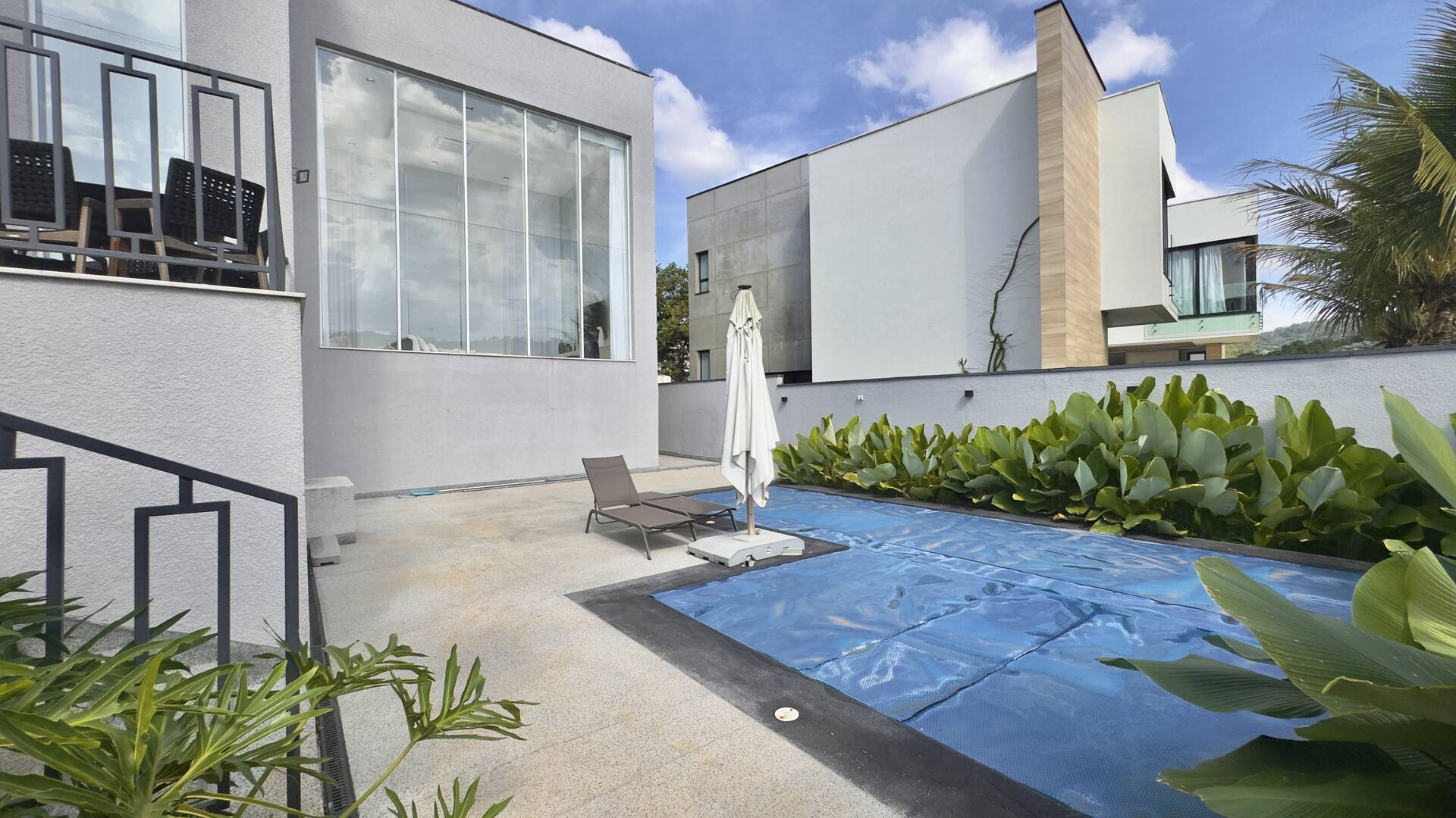 Casa Contemporânea à Venda em Alphaville com 4 Suítes, Piscina e Integração de Ambientes