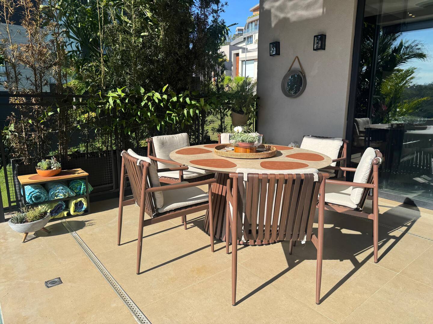 Casa contemporânea com vista para o lago e mata preservada no Gênesis 2