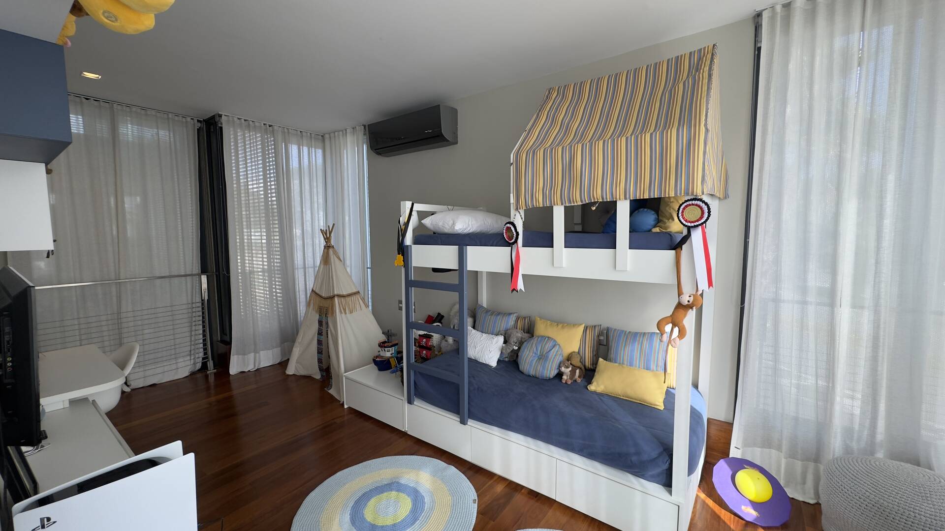 Casa Contemporânea à Venda no Alphaville Gênesis 1 com Vista Permanente para a