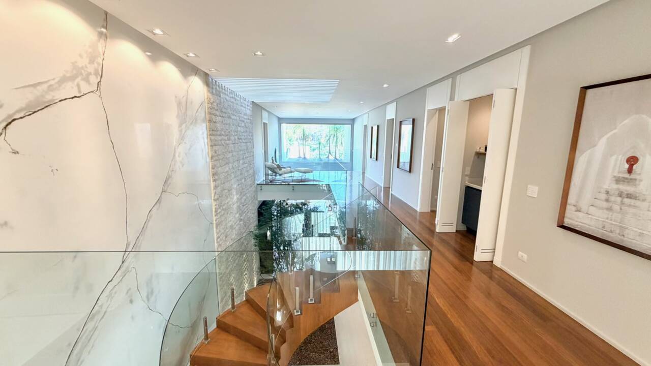 Casa à Venda no Tamboré 3 com 5 Suítes, Man Cave Exclusiva e Lazer Completo