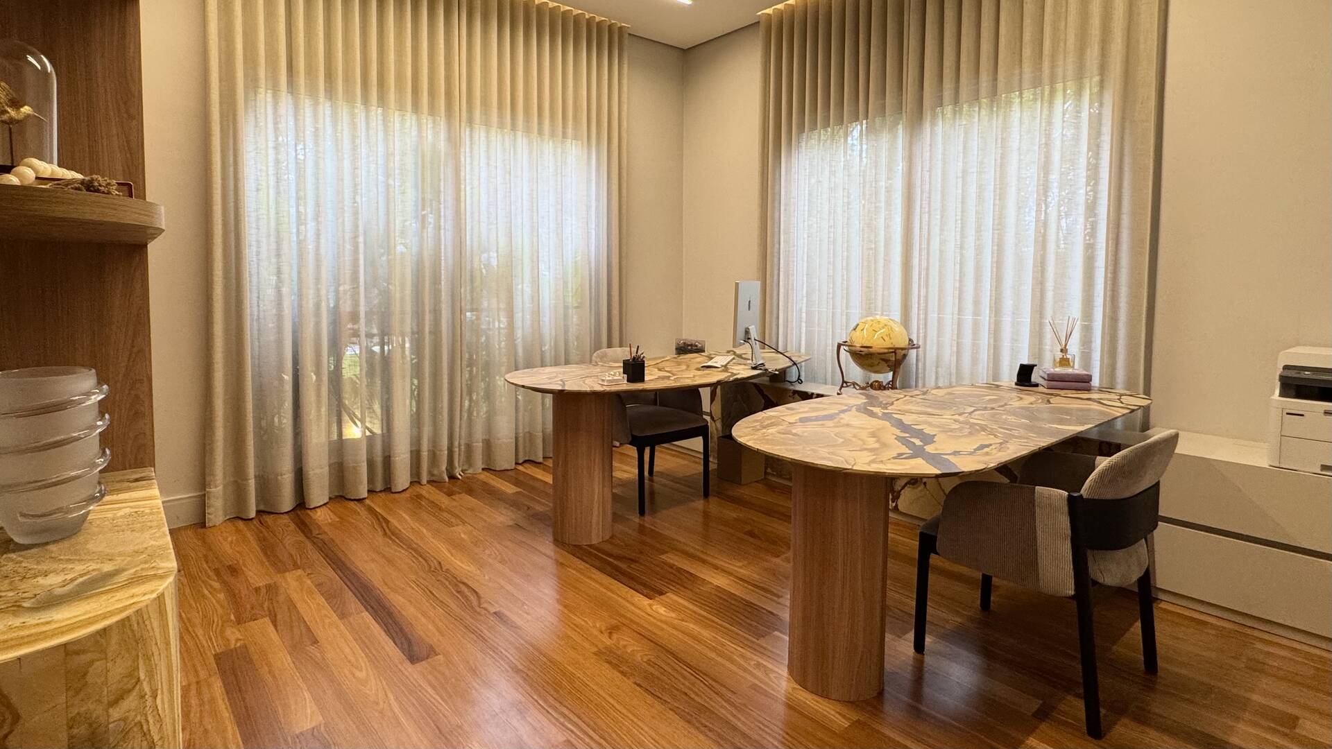 Casa Contemporânea no Tamboré 1 com 3.167 m² de Terreno e Vista Permanente para a Mata