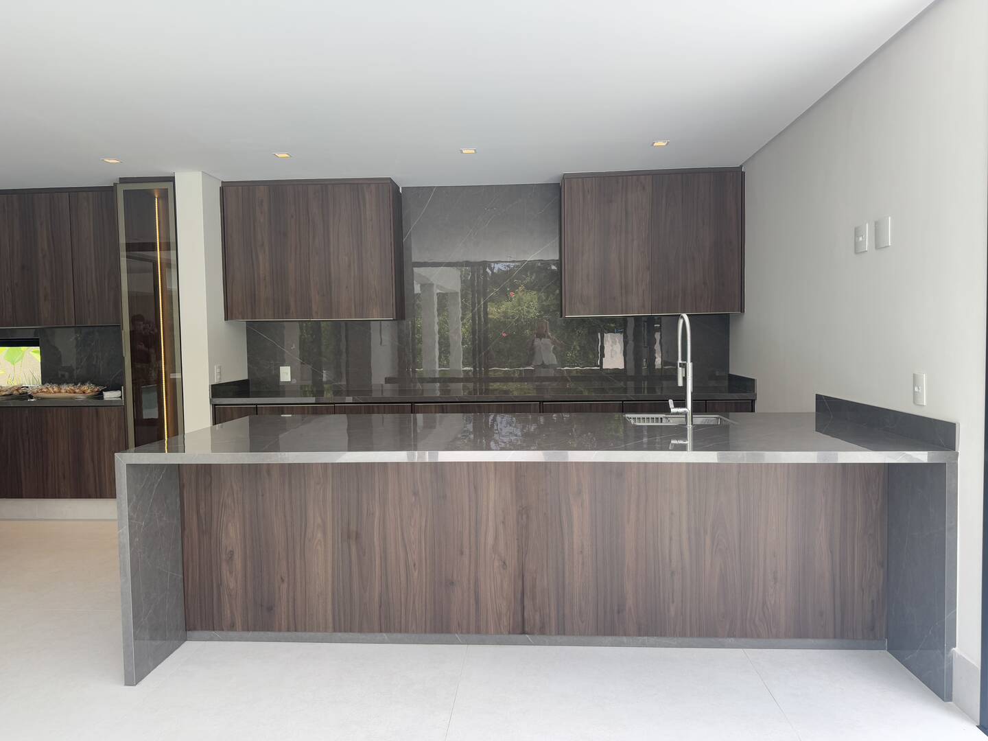 Casa à venda com 4 suítes, piscina com prainha e área gourmet integrada