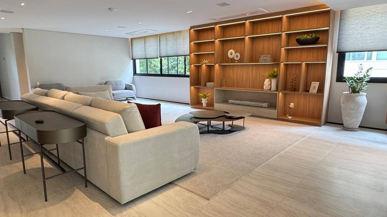 Casa à venda no Tamboré 2 com 5 suítes, duas adegas, elevador e vista permanente