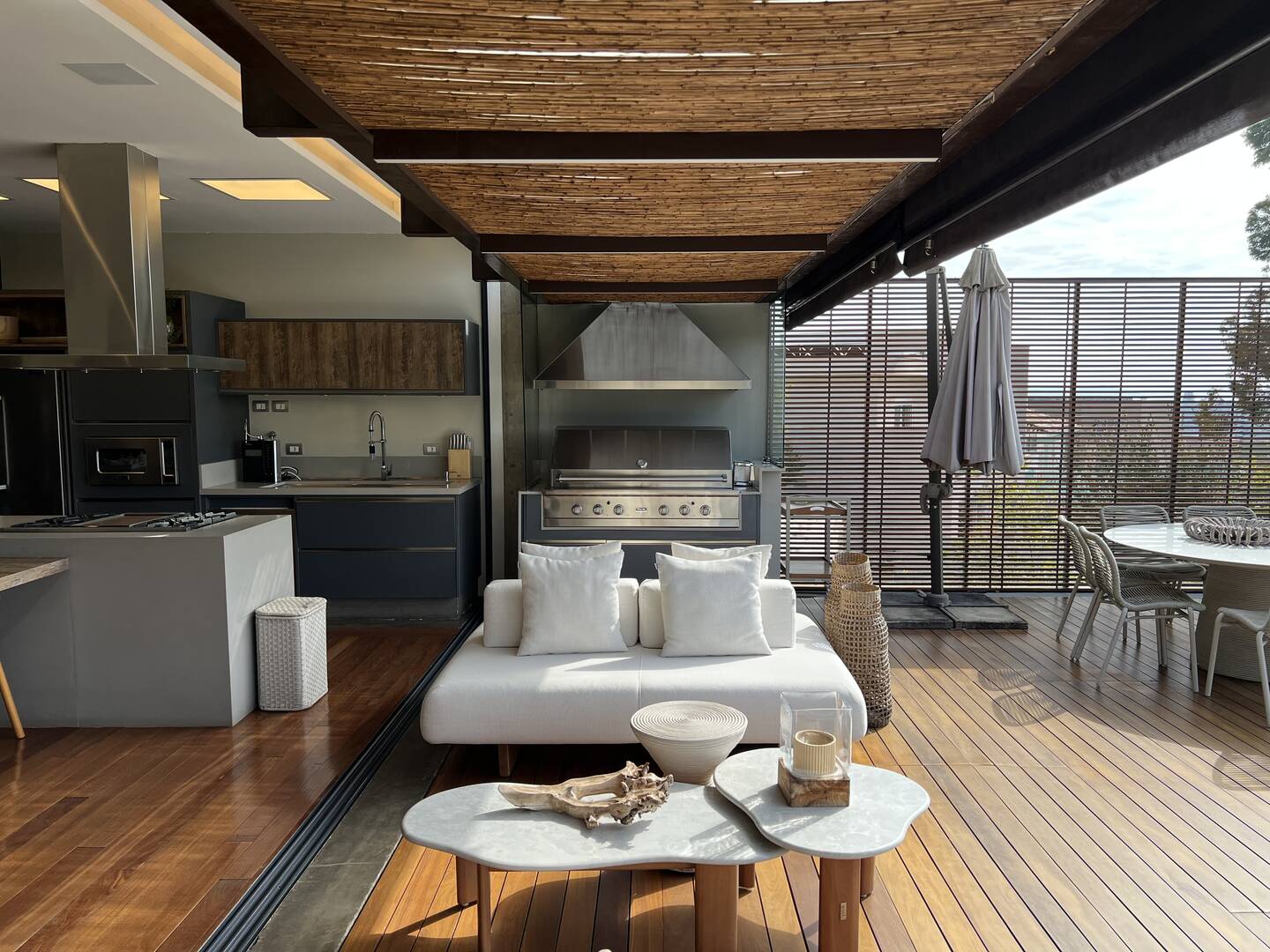 Casa Contemporânea à Venda no Alphaville Gênesis 1 com Vista Permanente para a