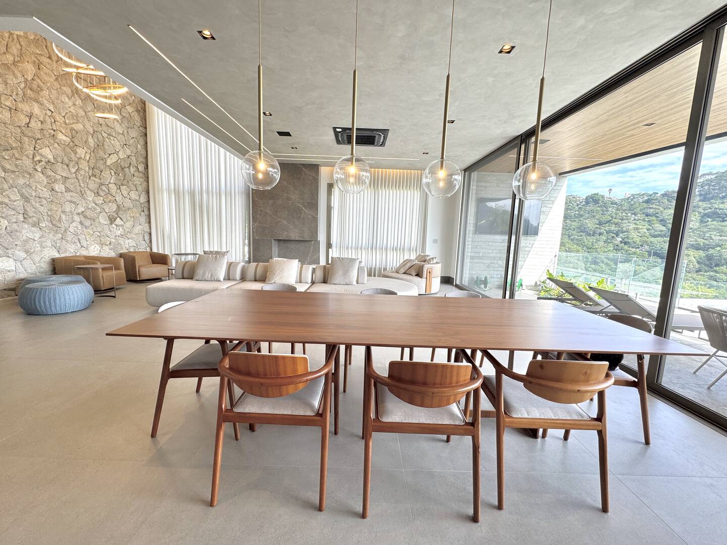 Casa contemporânea com lazer completo e elevador