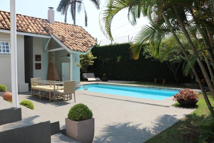 Casa à venda no Tamboré 3 com 4 suítes e excelente potencial para retrofit