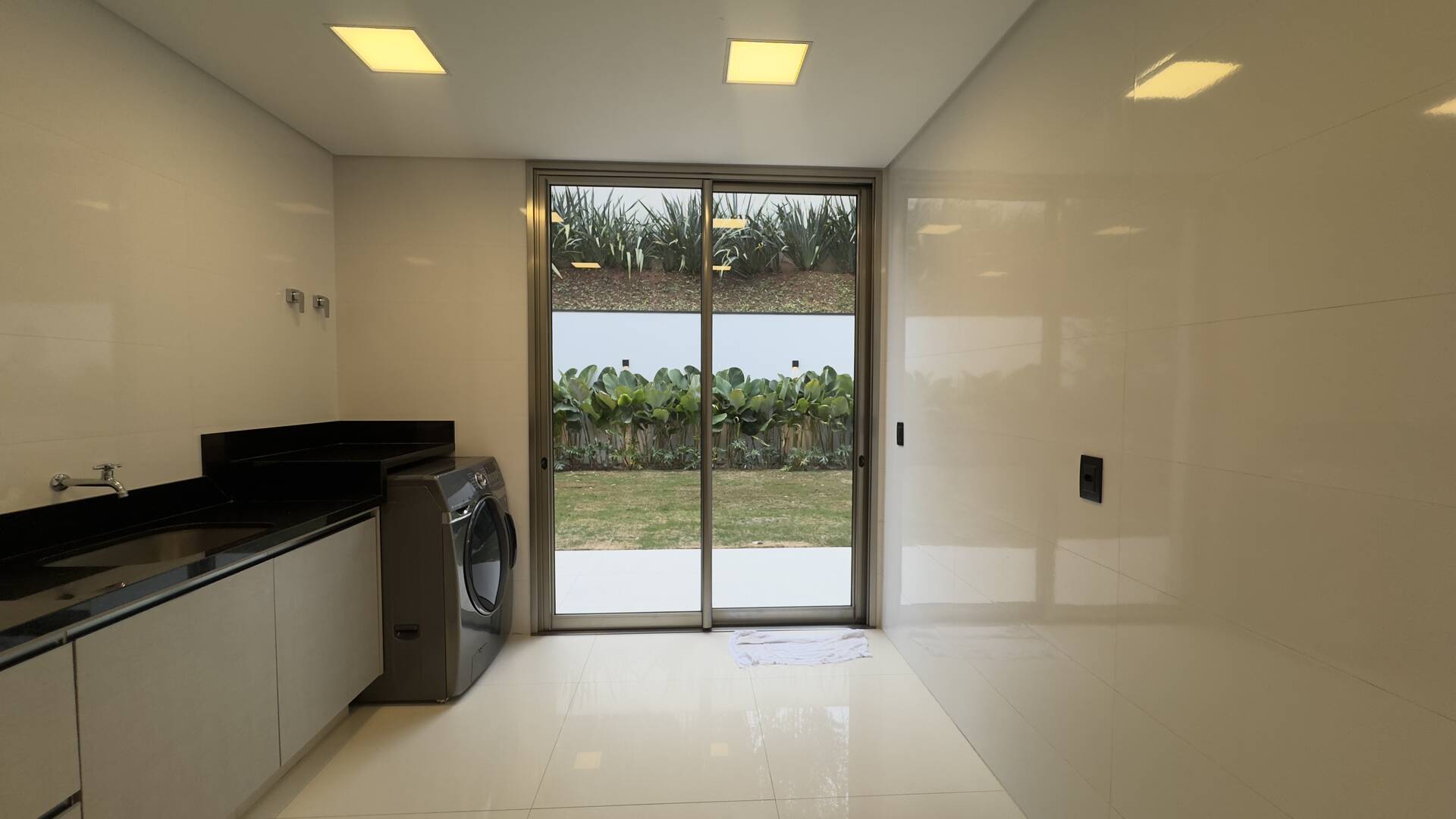 Casa de Alto Padrão à Venda no Tamboré 3 | Frente para o Lago | 5 Suítes | 870 m²