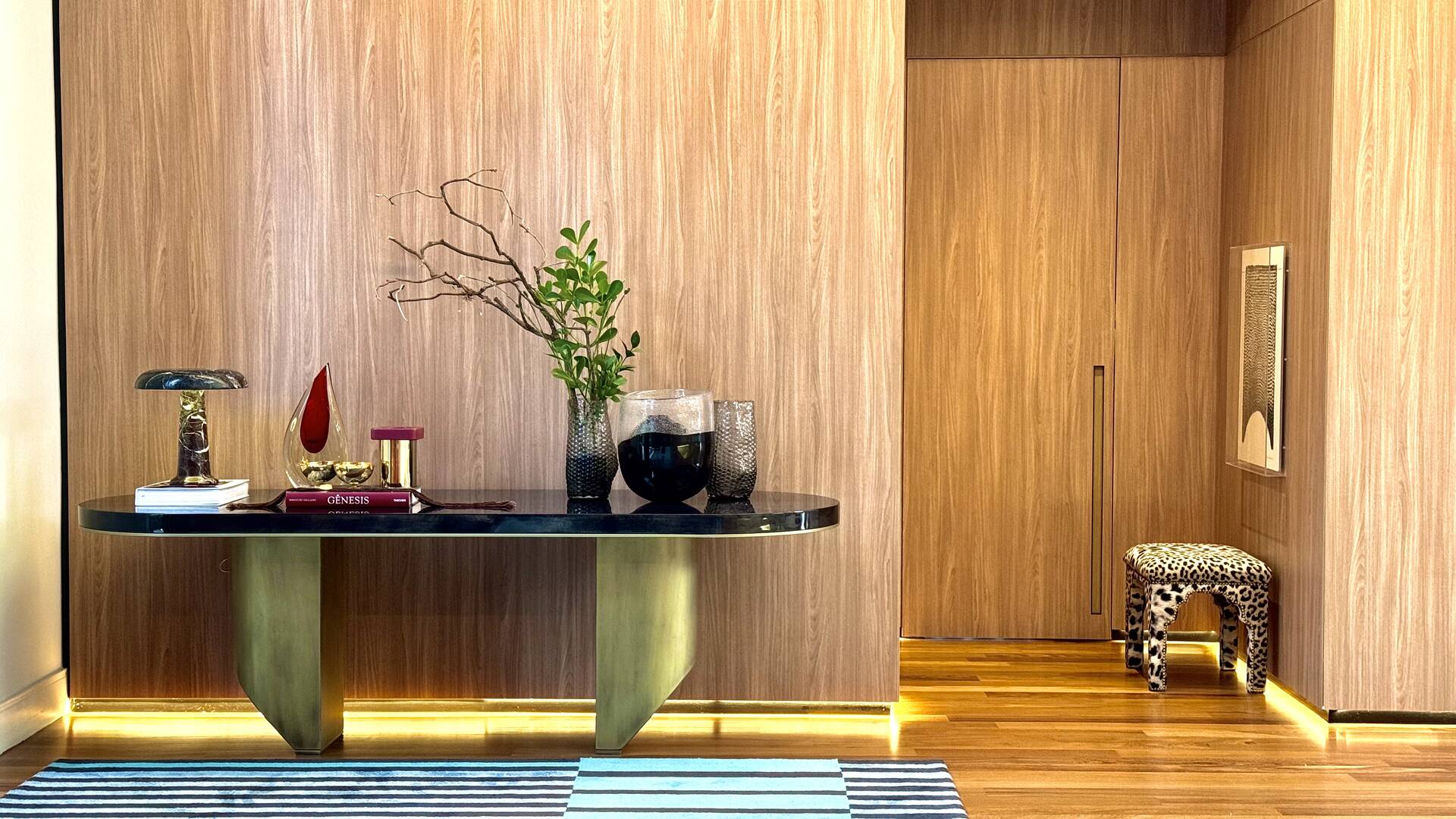 Casa Contemporânea no Tamboré 1 com 3.167 m² de Terreno e Vista Permanente para a Mata