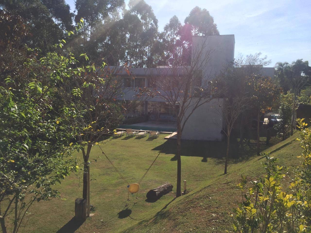 Casa contemporânea com vista para a mata no Tamboré 1