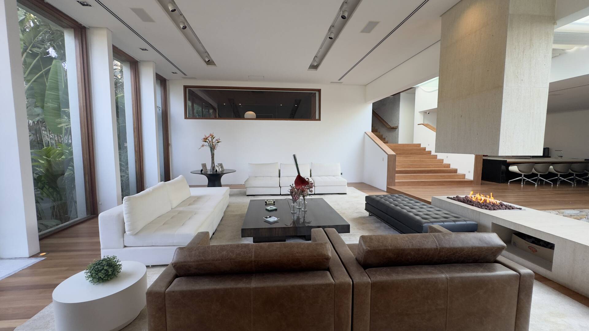 Casa Contemporânea com Vista Permanente, Piscina com Raia e Projeto Autoral em Alphaville