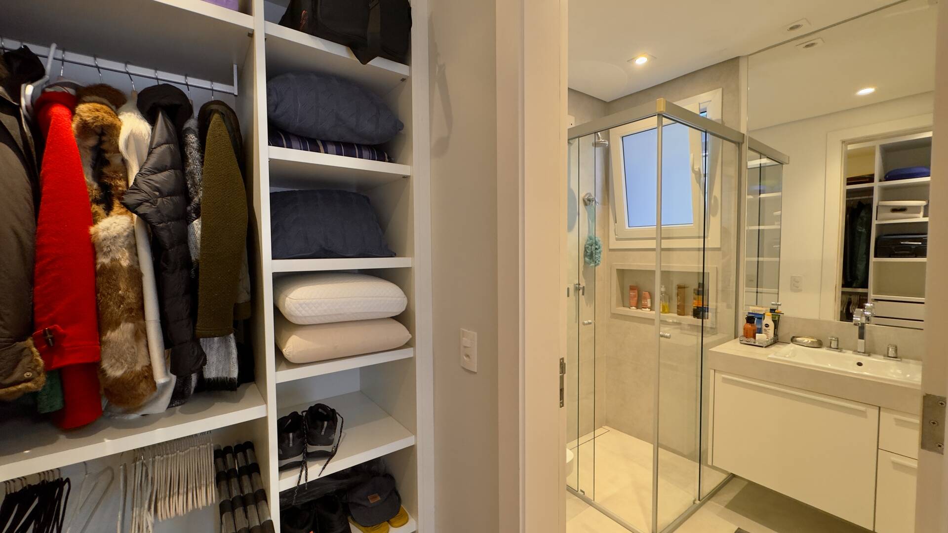 Casa à venda no Tamboré 10 com 4 suítes, área gourmet integrada e 539 m²