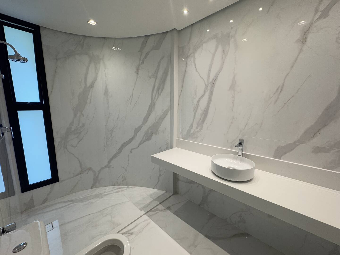 Casa à venda com 4 suítes, piscina com prainha e área gourmet integrada