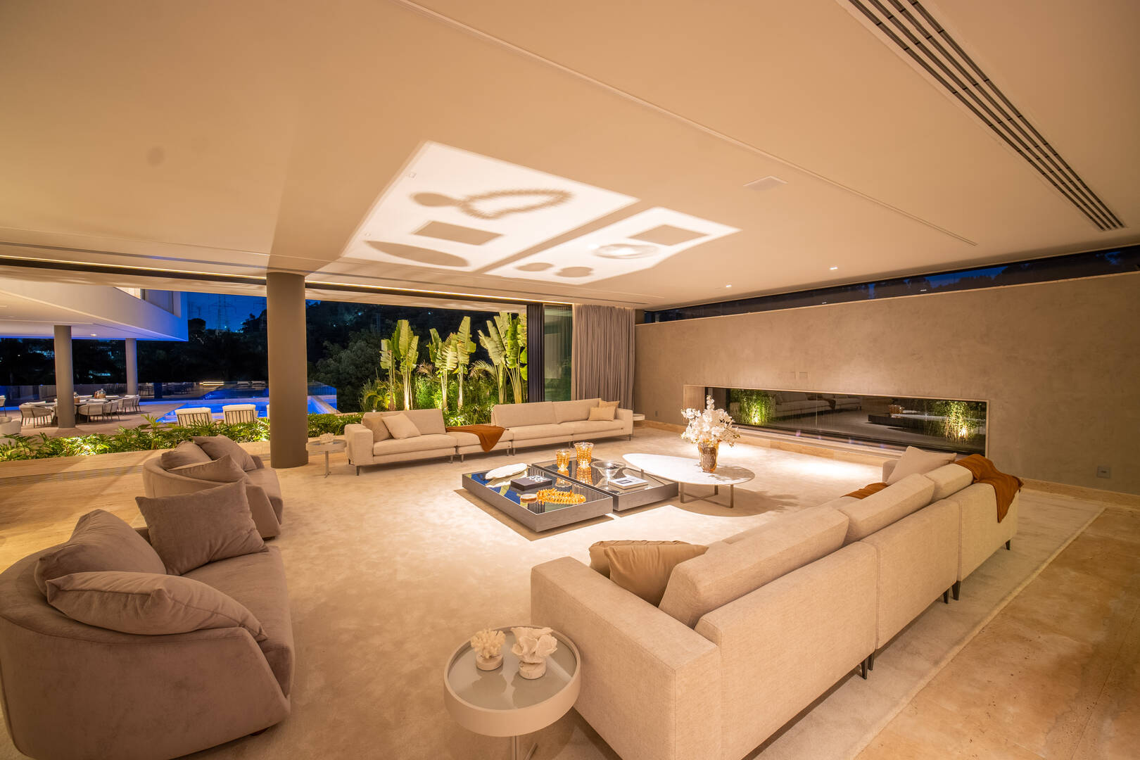 Casa à venda no Tamboré 2 com 6 suítes, SPA privativo, piscina e 2.385 m²