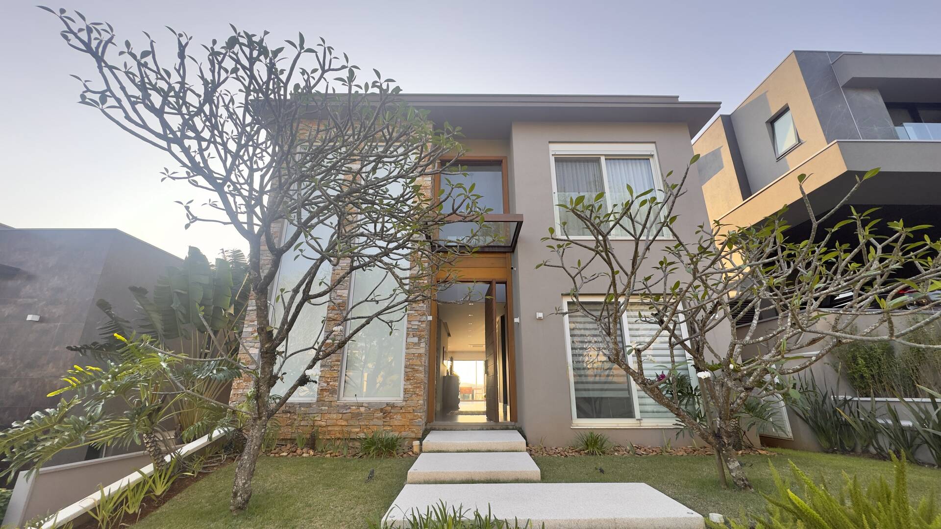 Casa à venda no Tamboré 10 com 4 suítes, área gourmet integrada e 539 m²