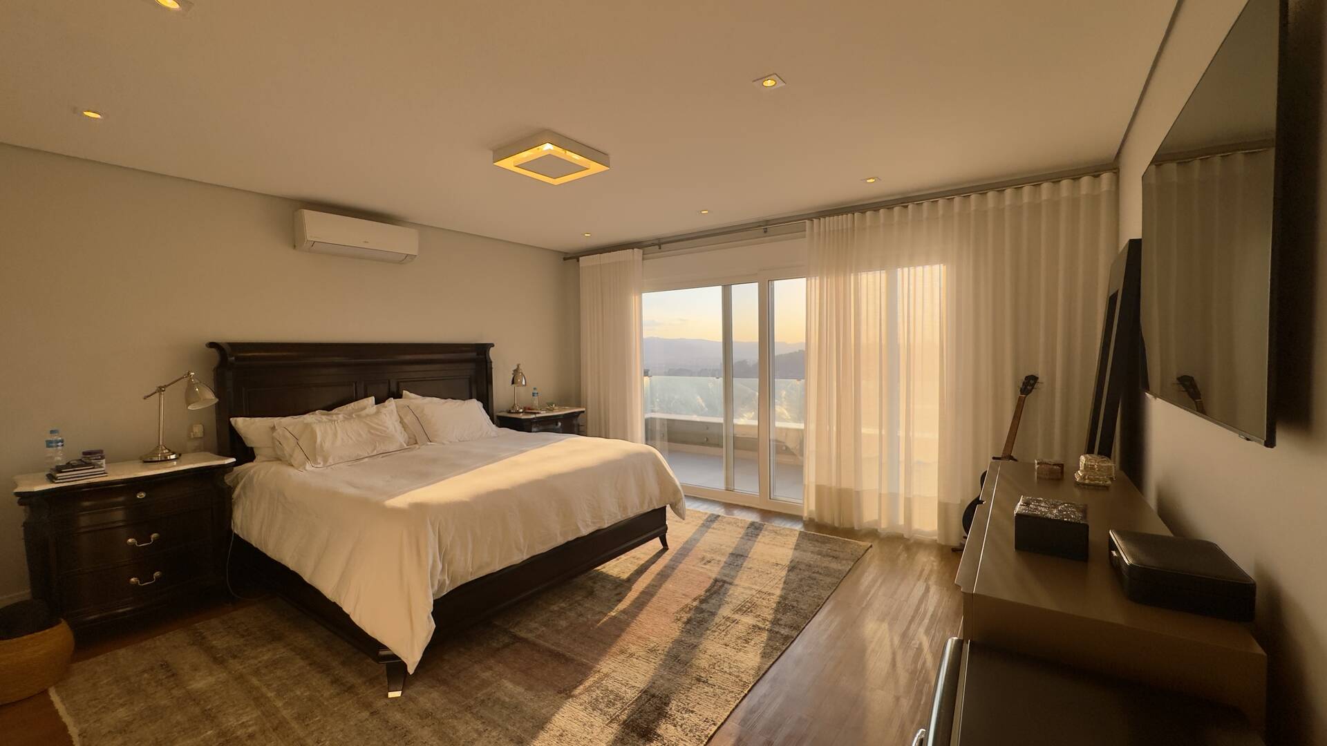 Casa à venda no Tamboré 10 com 4 suítes, área gourmet integrada e 539 m²