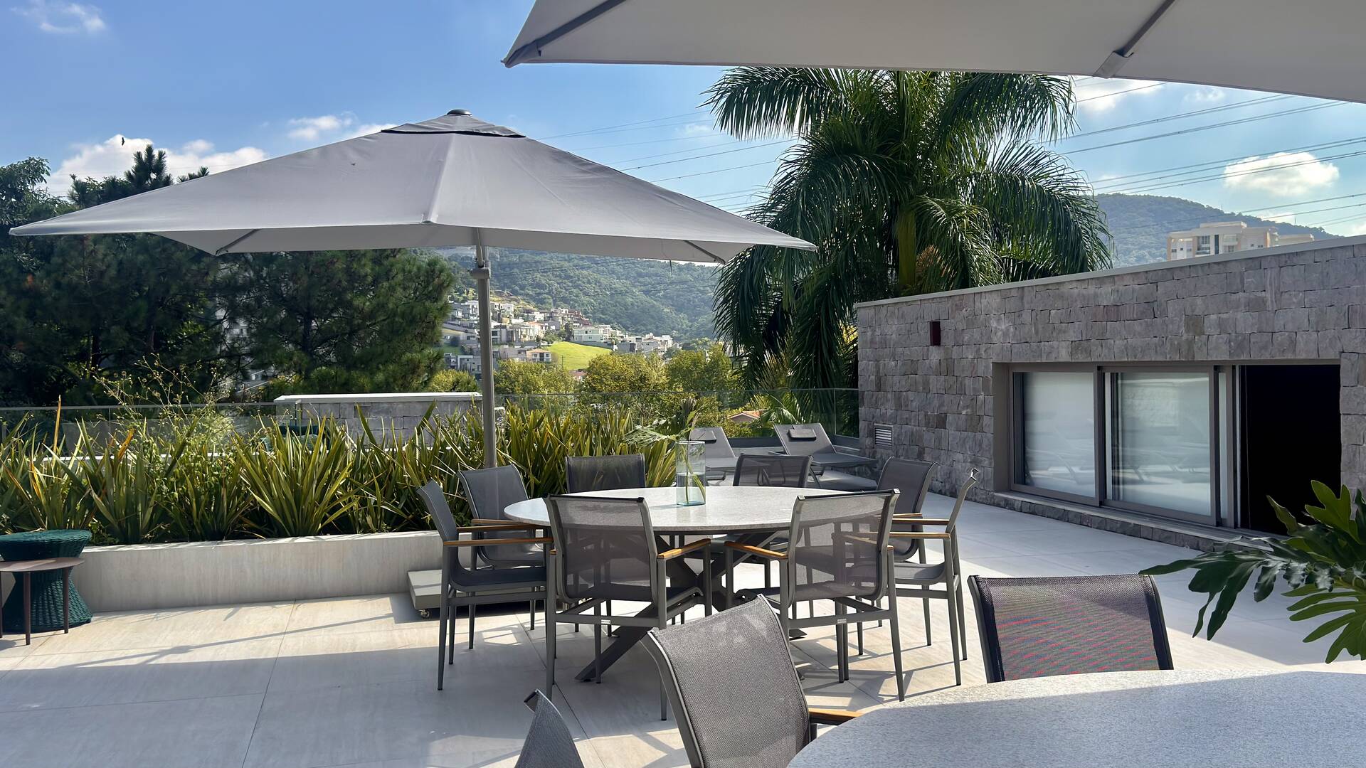 Casa Contemporânea no Tamboré 3 com Rooftop, 5 Suítes e Vista Permanente para a Praça