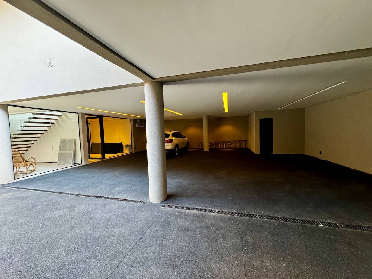 Casa recém-construída à venda no Alphaville Residencial 1 com 4 suítes e automação