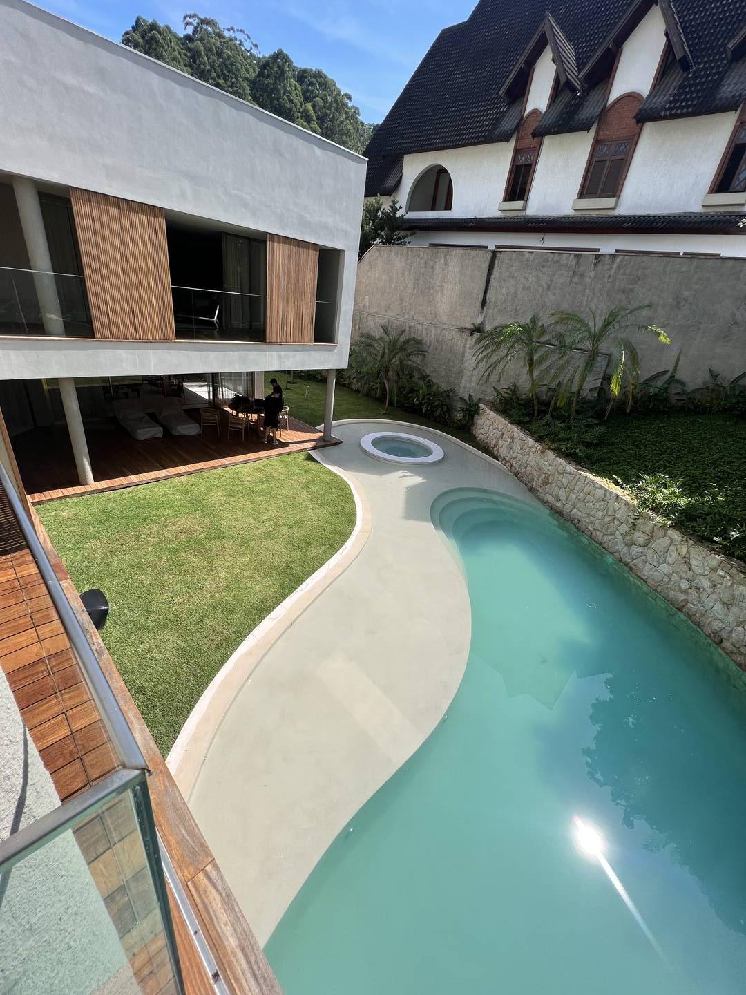 Residência autoral de David Bastos com piscina natural e design brasileiro