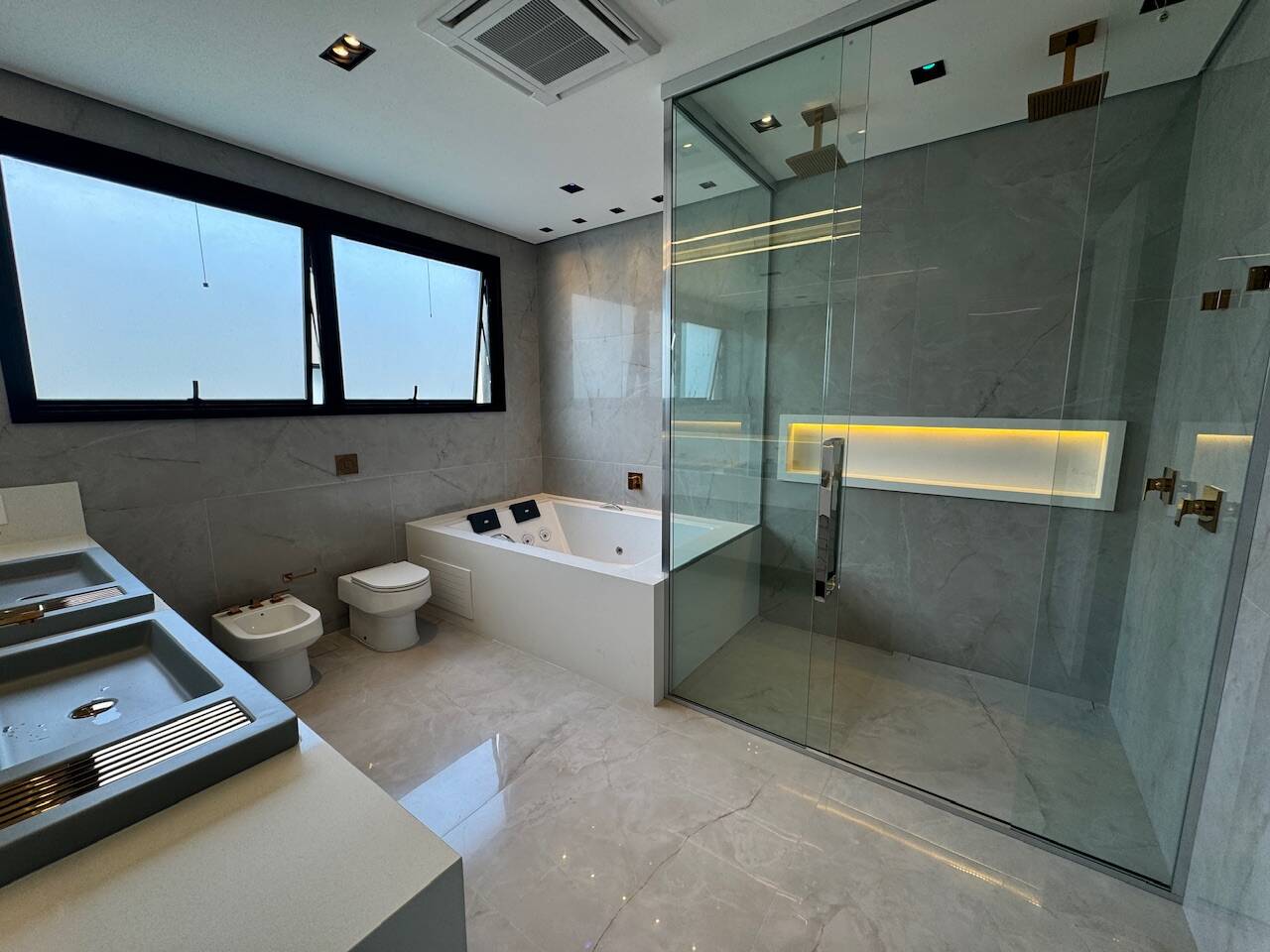 Casa de Alto Padrão com Elevador e Área Gourmet Integrada em Alphaville