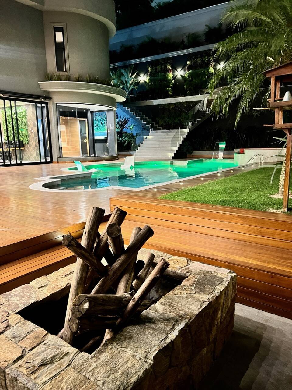 Residência Assinada por Karina Stein com 11 Suítes e Infraestrutura Completa de Lazer