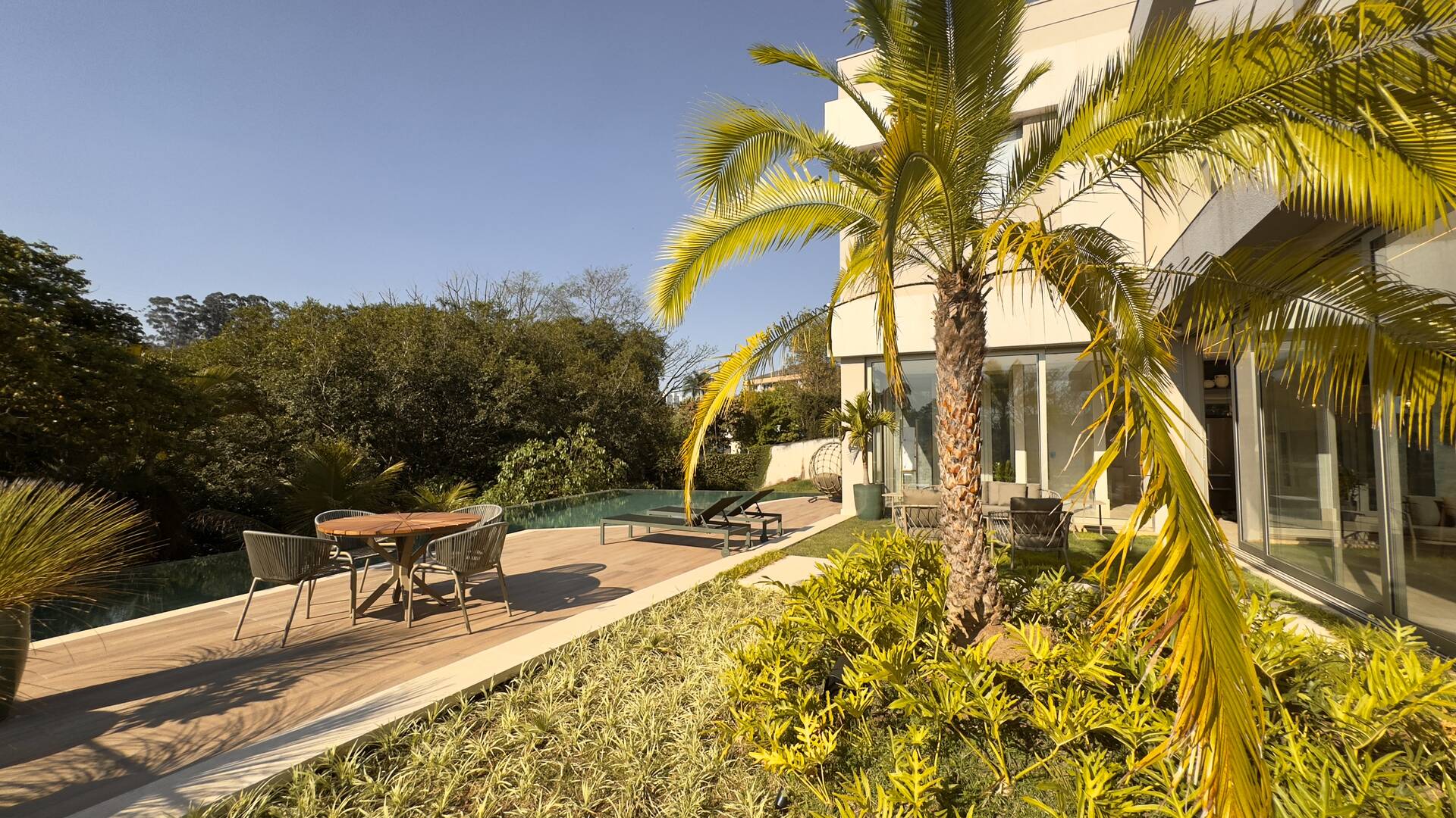 Casa à venda no Tamboré 2 com 1.800 m², 6 suítes e rooftop de 450 m²