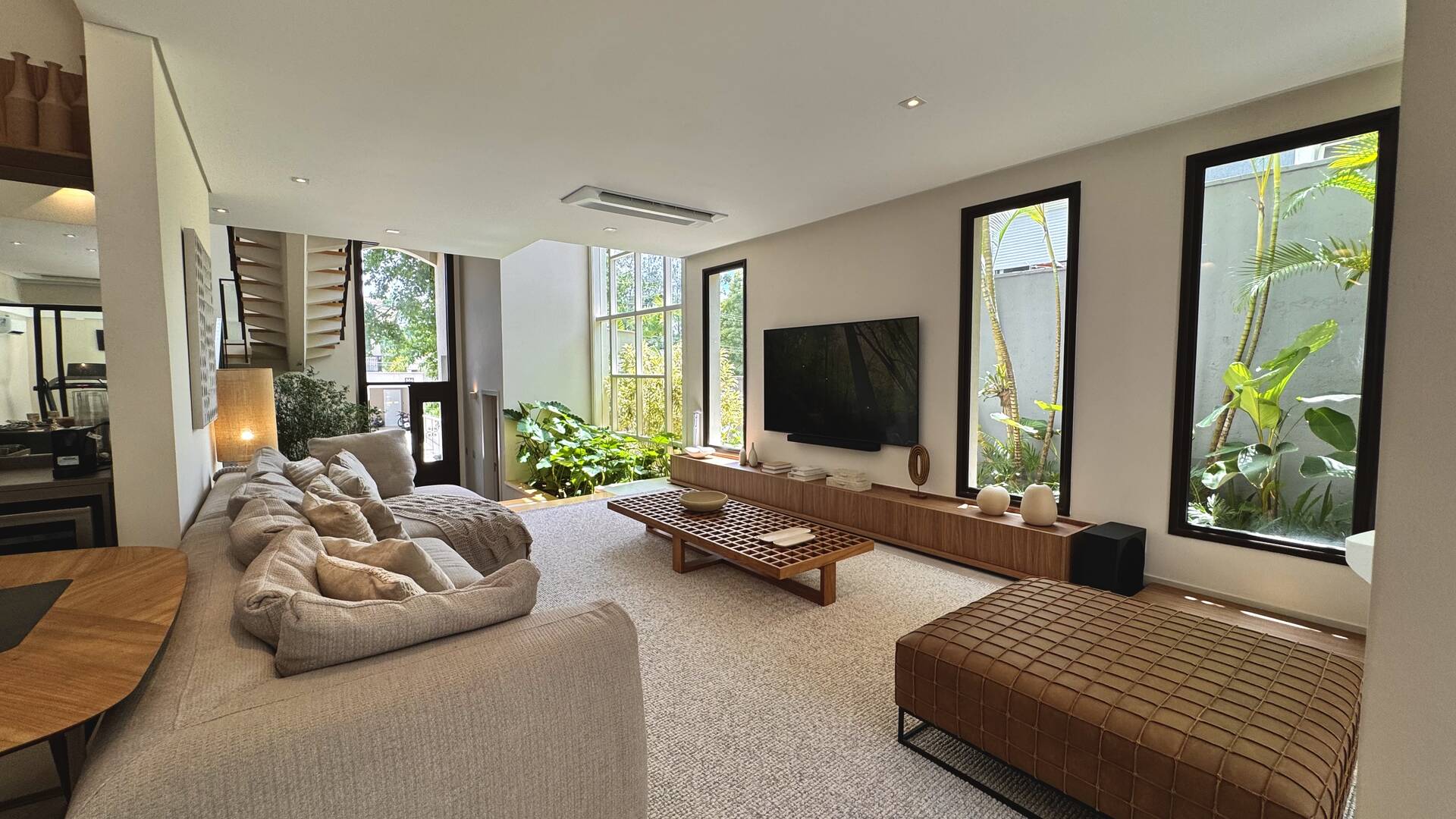 Casa com retrofit completo, 4 suítes e mobiliário assinado à venda em Alphaville