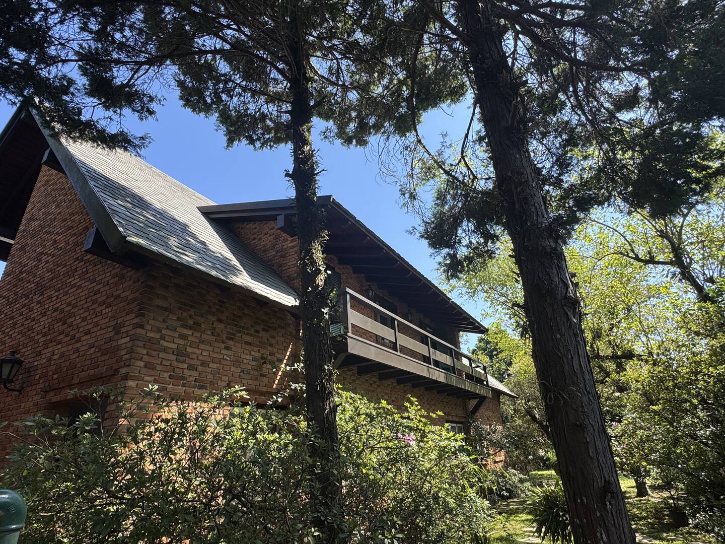 Casa de arquitetura assinada por Sidônio Porto no Tamboré 1