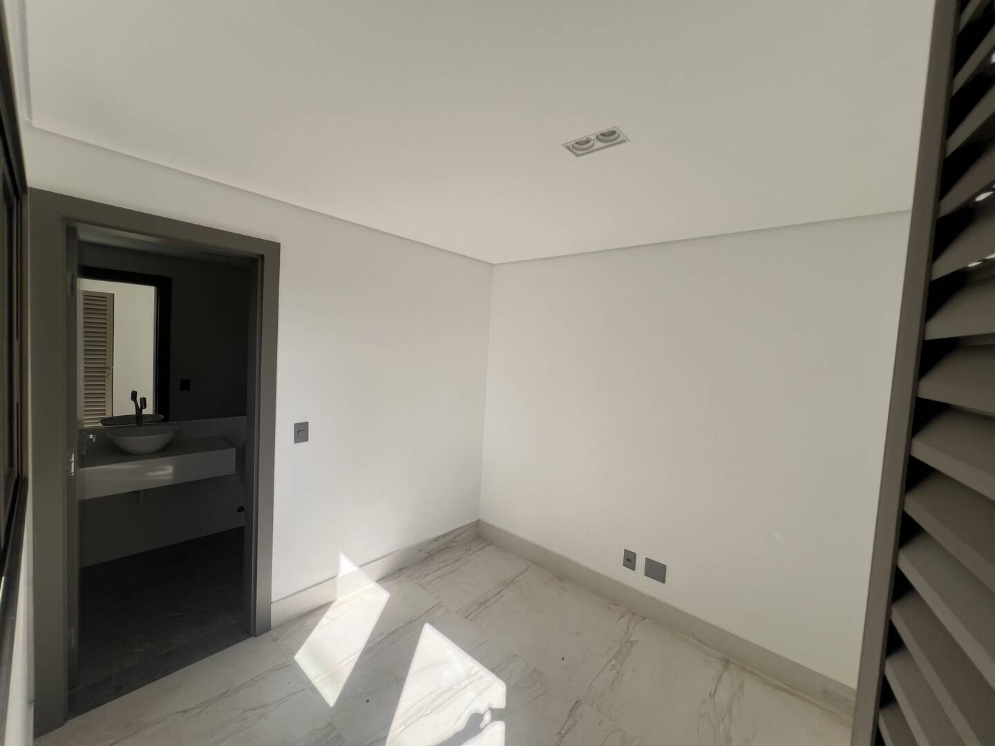 Casa contemporânea com lazer completo e elevador